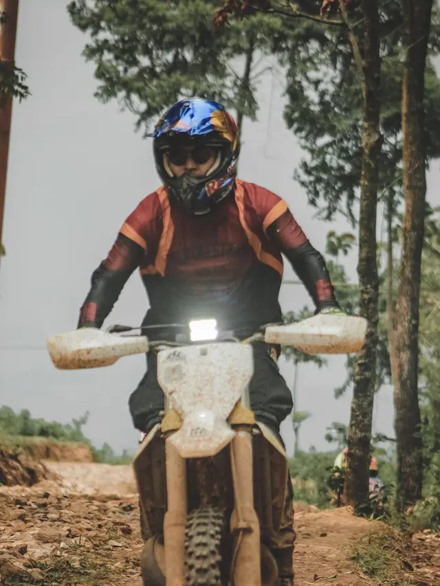 Penuh dengan Lumpur, Ini 7 Momen Rifky Alhabsyi Naik Motor Trail