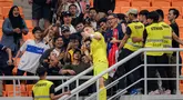 Kiper Timnas Prancis U-17, Paul Argney melakukan swafoto bersama para penonton setelah mengalahkan Timnas Amerika Serikat U-17 dengan skor 3-0 pada laga Grup E Piala Dunia U-17 2023 di Jakarta International Stadium, Jakarta, Sabtu (18/11/2023). (Bola.com/Bagaskara Lazuardi)