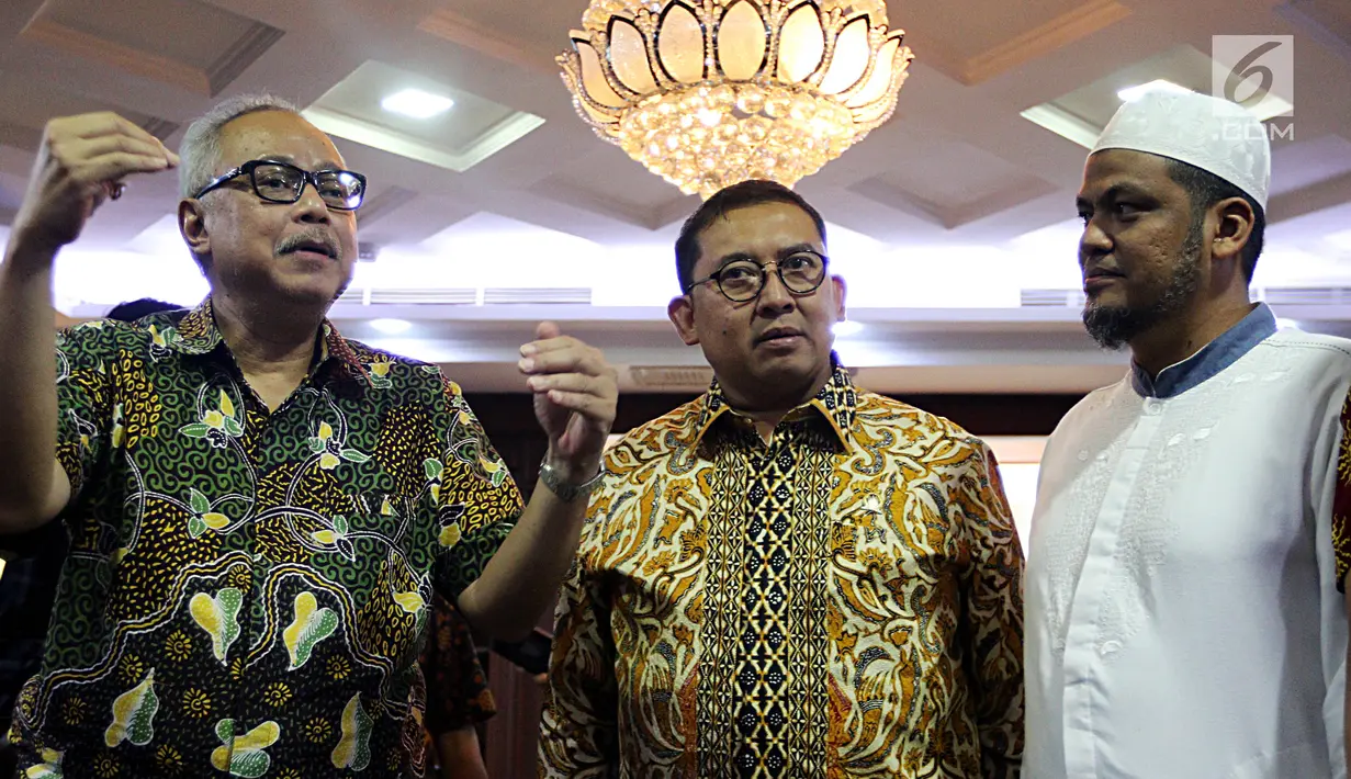Wakil Ketua DPR Fadli Zon (tengah) bersama anak Abu Bakar Baasyir, Abdurrochim (kanan) dan kuasa hukum Abu Bakar Baasyir, Mahendradatta saat melakukan pertemuan di Kompleks Parleman, Jakarta, Rabu (23/1). (Liputan6.com/JohanTallo)