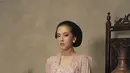 Zara Adhisty tampil manis kenakan kebaya kutubaru dan selendang pink di bahu. Tampilannya terlihat klasik dengan rambut sanggul tekuk [@zaradhsty]