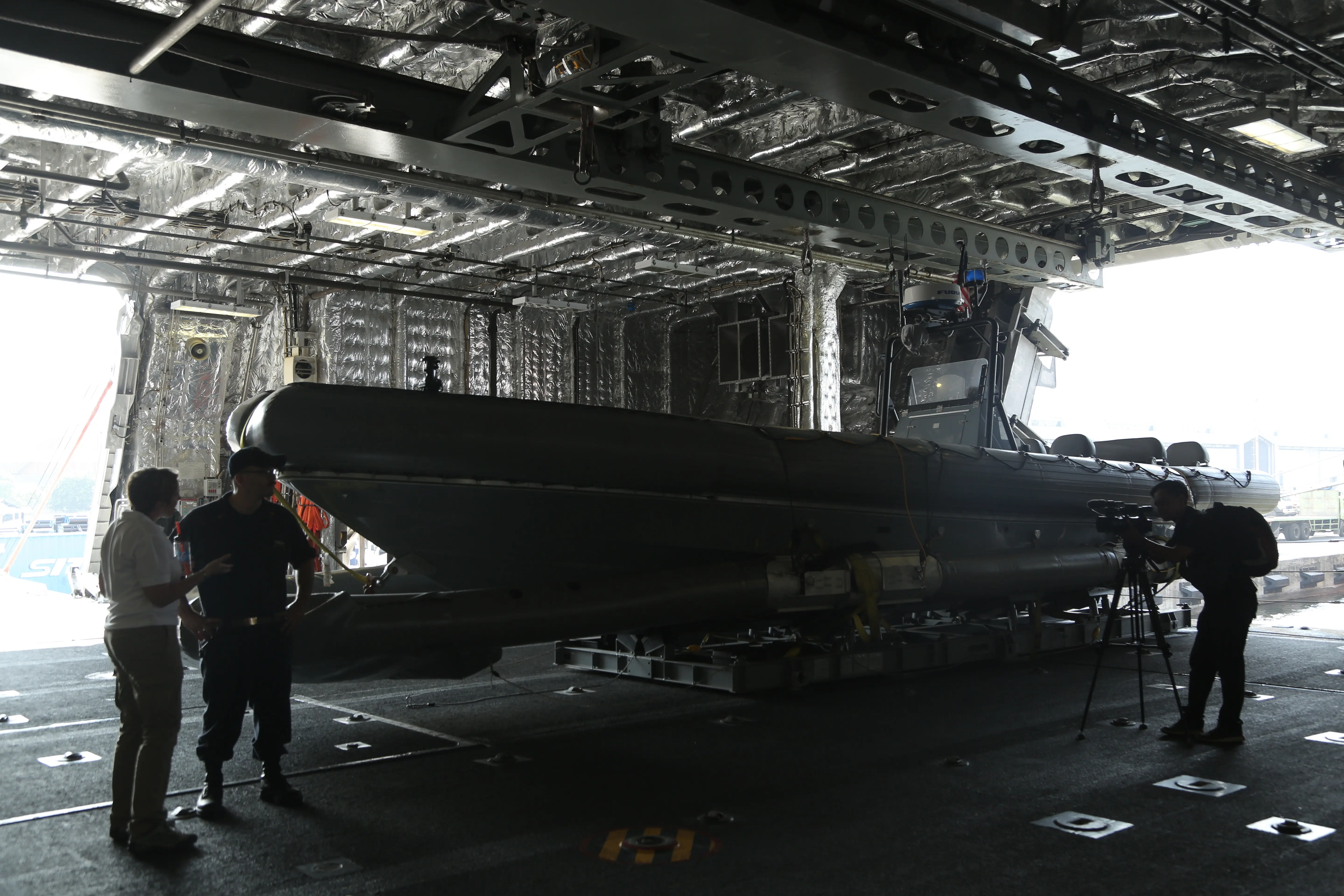 Sebuah ribs boat (perahu karet bermotor) di dalam mission bay (buritan) USS Coronado (Gempur M Surya/Liputan6.com)