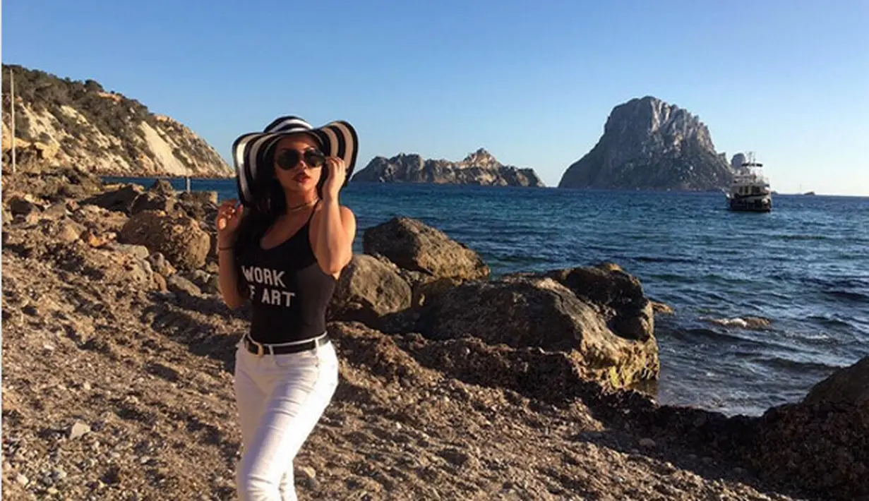 Untuk sementara, tidak ada lagi potret kemesraan Ariel Tatum dan kekasih Ryuji Utomo di media sosial. Ia juga tidak lagi mengunggah foto-foto kegiatannya. Minggu, (18/6) Ariel Tatum menyatakan pamit. (Instagram/arieltatum)