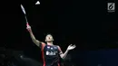 Pebulu tangkis tunggal putra Indonesia, Jonatan Christie berusaha mengembalikan kok ke arah Hans Kristian Solberg Vittinghus (Denmark) di babak 16 besar Indonesia Open 2019 di Istora Senayan, Jakarta, Kamis (18/7/2019). Jonatan unggul 22-20, 21-13. (Liputan6.com/Helmi Fithriansyah)