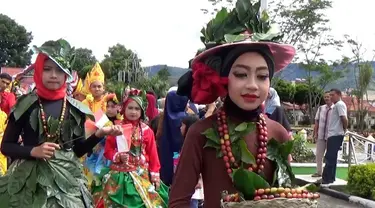 Gayo Alas Mountain International Festival menghadirkan pawai budaya yang diikuti ratusan pelajar Aceh Tengah. Busana unik yang digabung dengan daun dan dan biji kopi menarik perhatian para penonton.