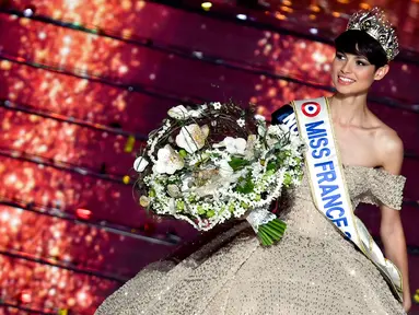 Reaksi Miss France 2024 yang baru terpilih Eve Gilles, Miss Nord-Pas-de-Calais, setelah memenangkan kontes kecantikan di Dijon, Sabtu (16/12/2023). (ARNAUD FINISTRE / AFP)