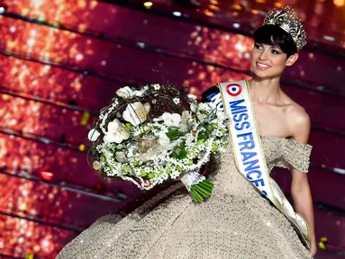 Reaksi Miss France 2024 yang baru terpilih Eve Gilles, Miss Nord-Pas-de-Calais, setelah memenangkan kontes kecantikan di Dijon, Sabtu (16/12/2023). (ARNAUD FINISTRE / AFP)