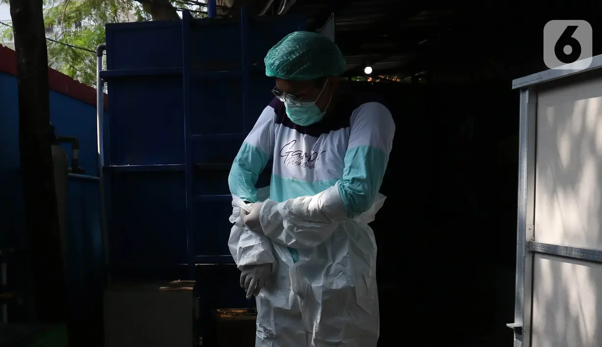 Petugas medis membersihkan diri (dekontaminasi) usai menangani pasien COVID-19 di Puskesmas Kecamatan Gambir, Jakarta Pusat, Selasa (6/10/2020). Puskesmas Kecamatan Gambir membuat Bilik Mandi Petugas Kesehatan Masa Pandemi (Bimasakti) untuk memudahkan petugas medis. (Liputan6.com/Herman Zakharia)