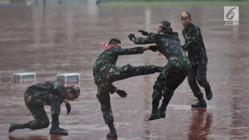 Aksi Prajurit TNI Unjuk Kebolehan di hadapan Jokowi dan Sultan Brunei