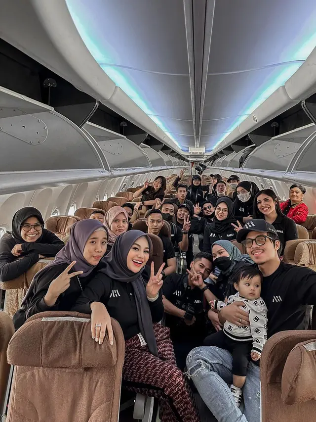 Atta Halilintar liburan bersama karyawan