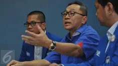 Ketua Umum Partai Amanat Nasional (PAN) Zulkifli Hasan (tengah) didampingi Ketua DPP PAN Yandri Susanto (kiri) menggelar jumpa pers di Kantor DPP PAN, Jakarta,  (20/5). Konpers terkait persiapan rakernas PAN dan isu terkini. (Liputan6.com/JohanTallo)