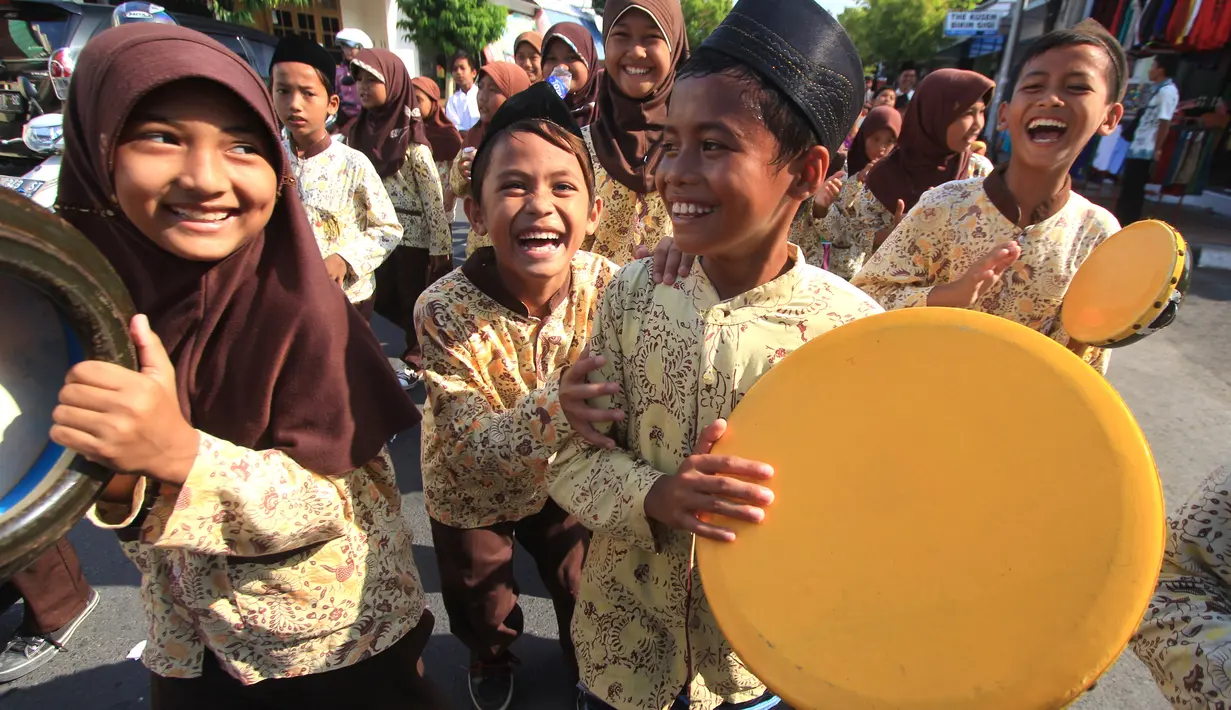 Sejumlah pelajar dari berbagai daerah mengikuti pawai dengan menabuh rebana menyambut pergantian Tahun Baru Islam di Indramayu, Jawa Barat, Jumat (24/10/2014). (Antara Foto/Dedhez Anggara)