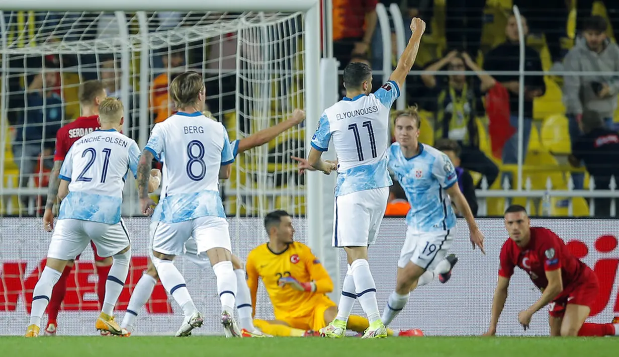 Para pemain Norwegia melakukan selebrasi usai mencetak gol ke gawang Turki pada pertandingan kualifikasi Grup G Piala Dunia 2022 di Stadion Sukru Saracoglu, Istanbul, Turki, 8 Oktober 2021. Pertandingan berakhir dengan skor 1-1. (AP Photo)