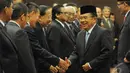 Wakil Presiden Jusuf Kalla berjabat tangan dengan sejumlah pejabat pemerintah yang hadir di pelantikan Ketua Mahkamah Konstitusi yang baru, di Gedung Mahkamah Konstitusi, Jakarta, Selasa (14/1/2015). (Liputan6.com/Herman Zakharia)