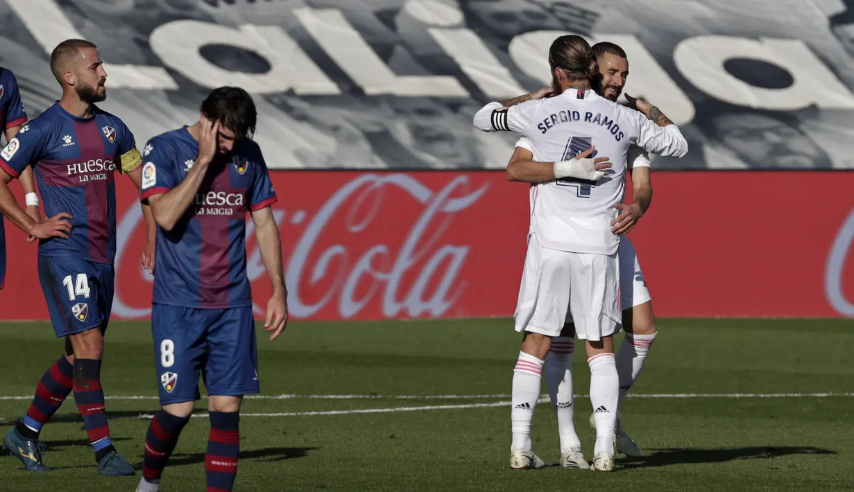 Penyerang Real Madrid, Karim Benzema, merayakan gol yang dicetaknya ke gawang Huesca pada laga lanjutan Liga Spanyol di Stadion Alfredo Di Stefano, Sabtu (31/10/2020) malam WIB. Real Madrid menang 4-1 atas Huesca. (AP Photo/Manu Fernandez)