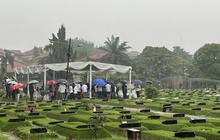 Hujan Deras Iringi Pemakaman Suami Najwa Shihab di TPU Jeruk Purut