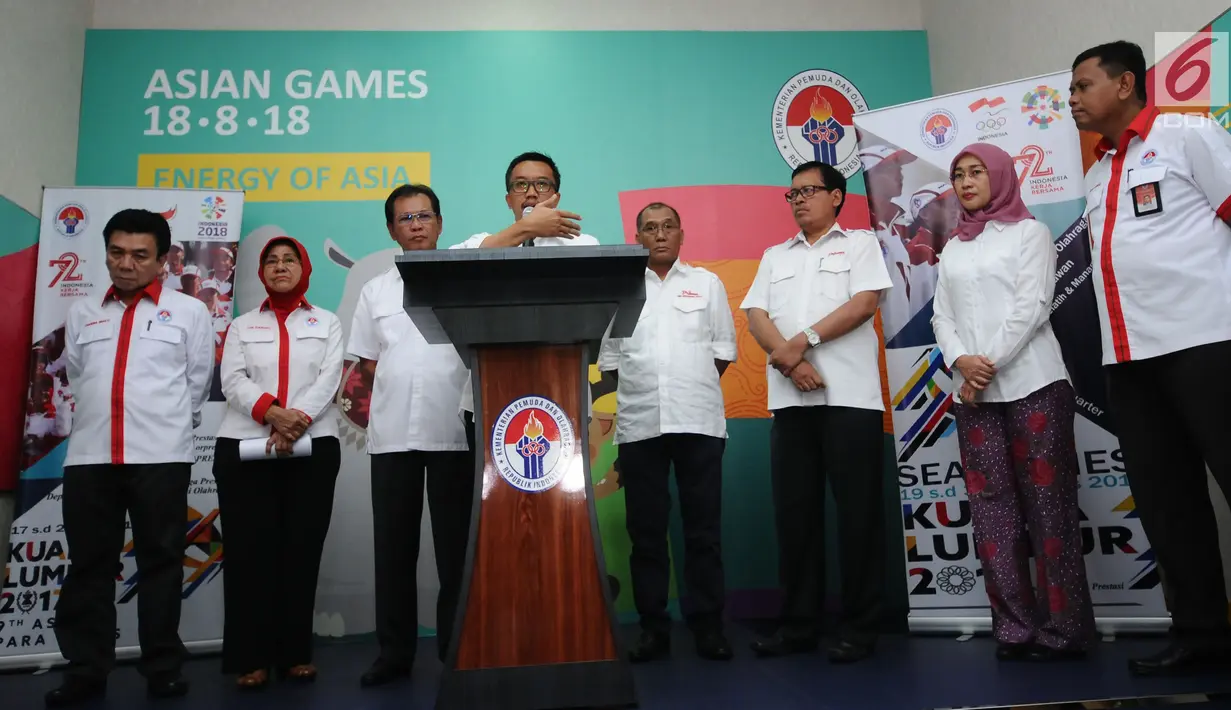 Menpora Imam Nahrawi (ketiga kiri) menyampaikan keterangan di Gedung Kemenpora, Jakarta, Kamis (31/8). Keterangan terkait hasil perolehan medali Indonesia pada SEA Games 2017 di Kuala Lumpur, Malaysia. (Liputan6.com/Helmi Fithriansyah)