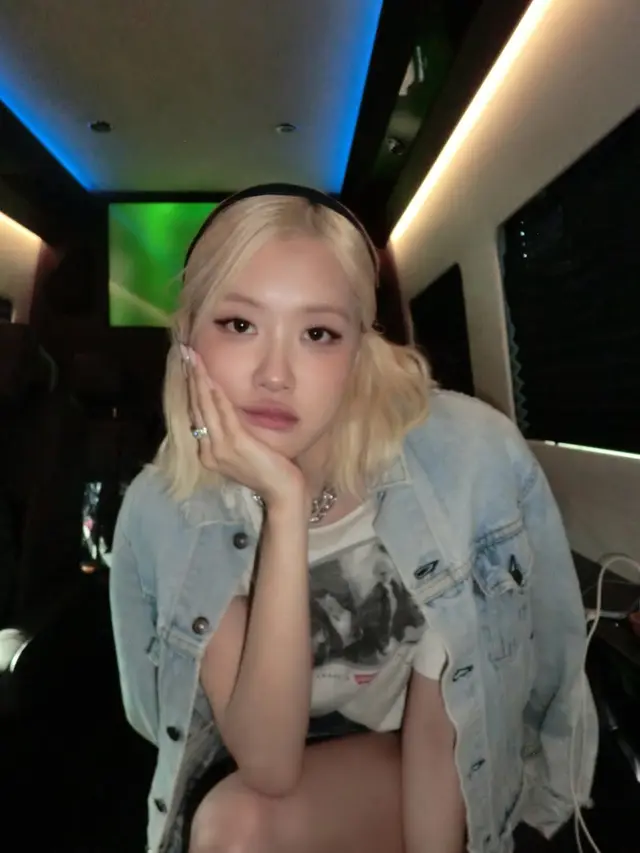 Gaya Slay Rose BLACKPINK Nonton Super Bowl 2026 dengan Busana Minimalis