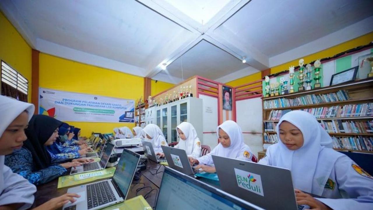 PLN Sumut Perkuat Literasi Digital MTs Muhammadiyah 19 Langkat Lewat Pelatihan Desain Grafis