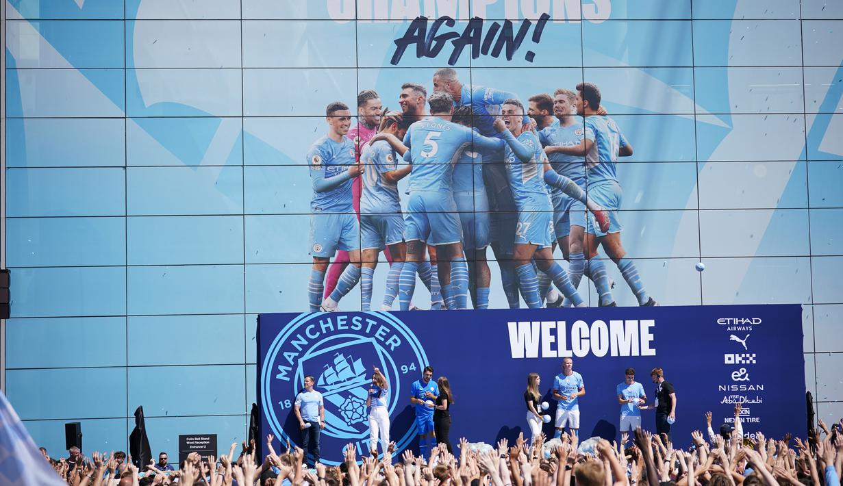 Acara perkenalan tersebut berlangsung di Etihad Stadium, Minggu (10/7/2022). (AP/Dave Thompson)