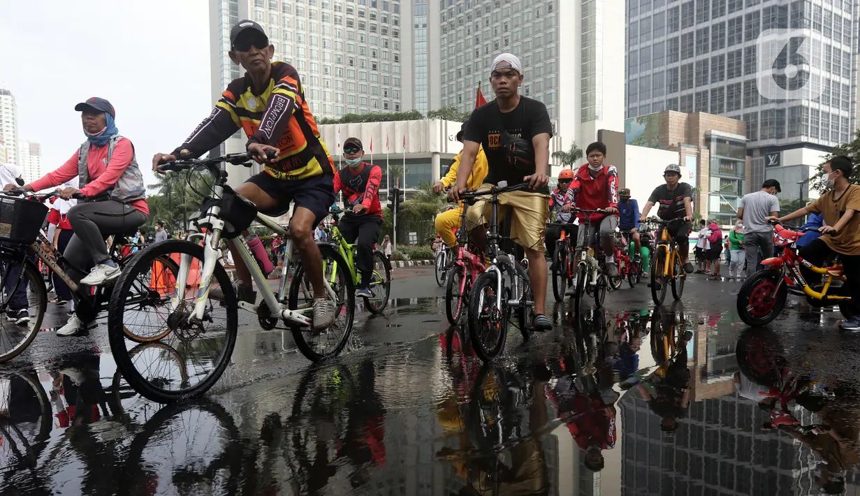 Warga bersepeda saat penyelenggaraan Hari Bebas Kendaraan Bermotor di Kawasan Bundaran Hotel Indonesia, Jakarta, Minggu (29/5/2022). Hari Bebas Kendaraan Bermotor yang kembali diselenggarakan pada setiap hari Minggu dimanfaatkan warga untuk berolahraga. (Liputan6.com/Helmi Fithriansyah)