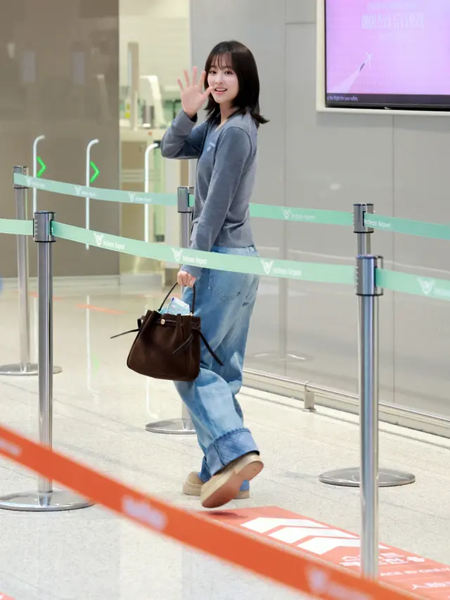 Gaya Kasual Park Bo Young Bak Anak Kuliahan di Opening Store Tory Burch, Jinjing Tas Rp10 Jutaan