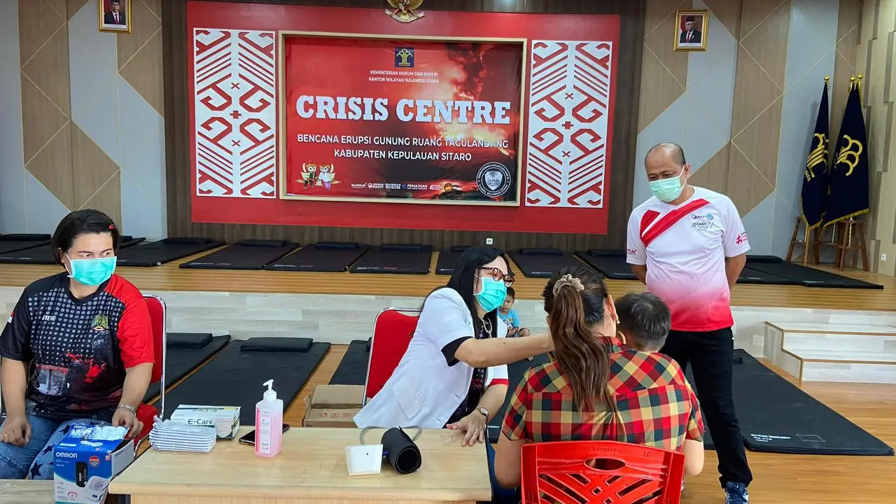 Pegawai dan keluarga Lapas Tagulandang yang terdampak erupsi Gunung Ruang menjalani pemeriksaan kesehatan di Crisis Center yang berlokasi di Kota Bitung, sebelum kembali ke rumah masing-masing.