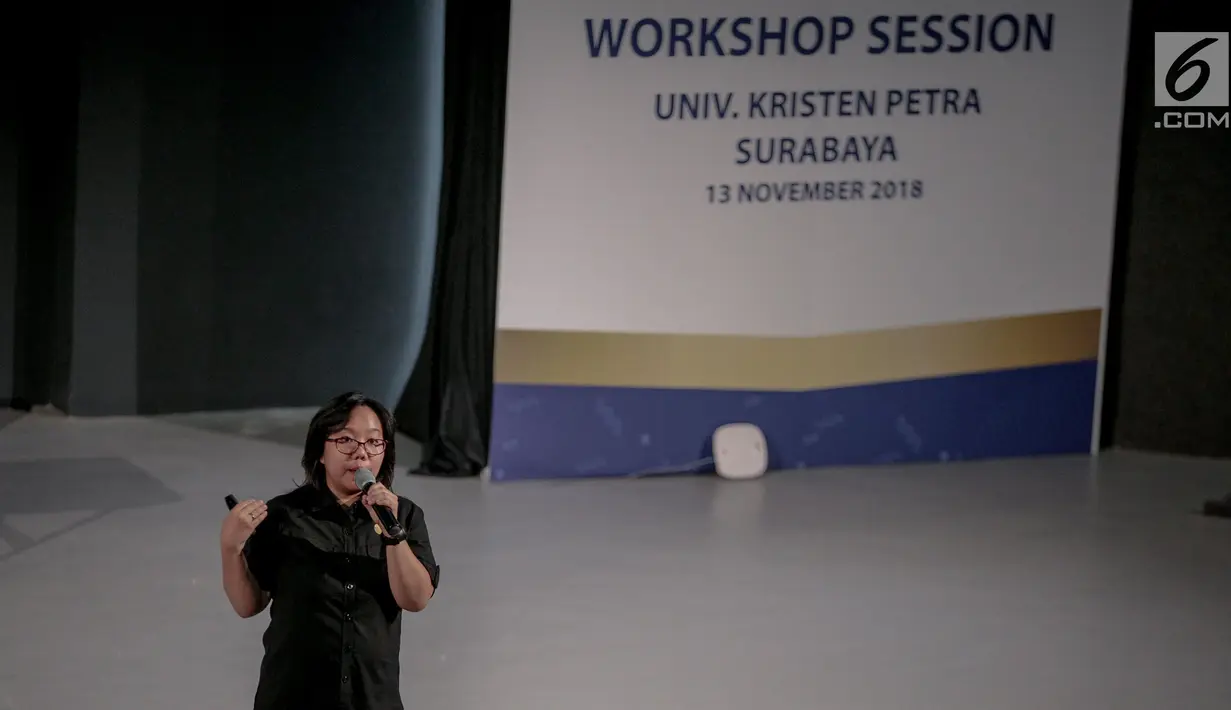 Yuliana Dewi selaku Talent Learning & Management Senior Manager Emtek Group menjadi pembicara dalam Workshop Session gelaran Emtek Goes to Campus (EGTC) 2018 di Universitas Kristen Petra, Surabaya, Selasa (13/11). (Liputan6.com/Faizal Fanani)