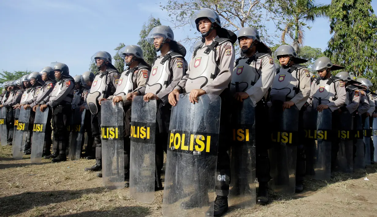 Petugas Kepolisian RI berbaris selama parade keamanan dalam persiapan untuk gelaran Annual Meetings IMF-World Bank di Bali, Kamis (4/10). Indonesia menjadi tuan rumah Pertemuan tahunan IMF dan Bank Dunia pada 8 - 14 Oktober 2018. (AP/Firdia Lisnawati)