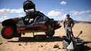 Hal yang sama juga dirasakan Stephane Peterhansel sang pemegang 14 kali titel juara. Pria yang akrab dijuluki Mr Dakar tersebut gagal finish di etape pertama karena mengalami kerusakan pada suspensinya setelah menghantam sebuah batu. (AFP/Franck Fife)
