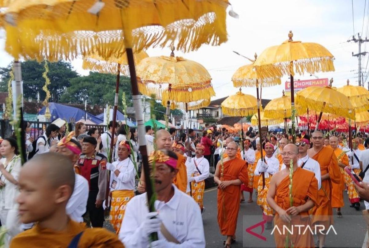 Ribuan Umat Buddha Kirab Menuju Borobudur, Merayakan Tri Suci Waisak