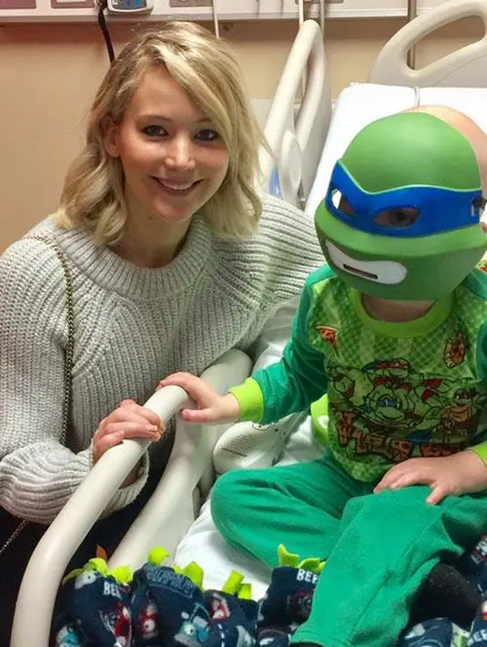 Terlihat di beberapa foto yang tersebar berbagai kegiatan dilakukan Jenn saat berada di rumah sakit tersebut. (Facebook/wave3news)