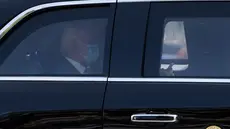 Presiden AS Joe Biden mengenakan masker saat kembali ke Gedung Putih dari rumahnya di Pantai Rehoboth setelah pulih dari infeksi COVID-19 di Washington, Selasa (23/7/2024). (AP Photo/Julia Nikhinson)