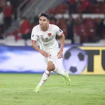 Bintang Timnas Indonesia, Marselino Ferdinan, berlari setelah mencetak gol ke gawang Arab Saudi dalam laga Kualifikasi Piala Dunia 2026 zona Asia yang digelar di Stadion Utama Gelora Bung Karno (SUGBK) Senayan, Jakarta, Selasa (19/11/2024) malam WIB. (Bola.com/Abdul Aziz)