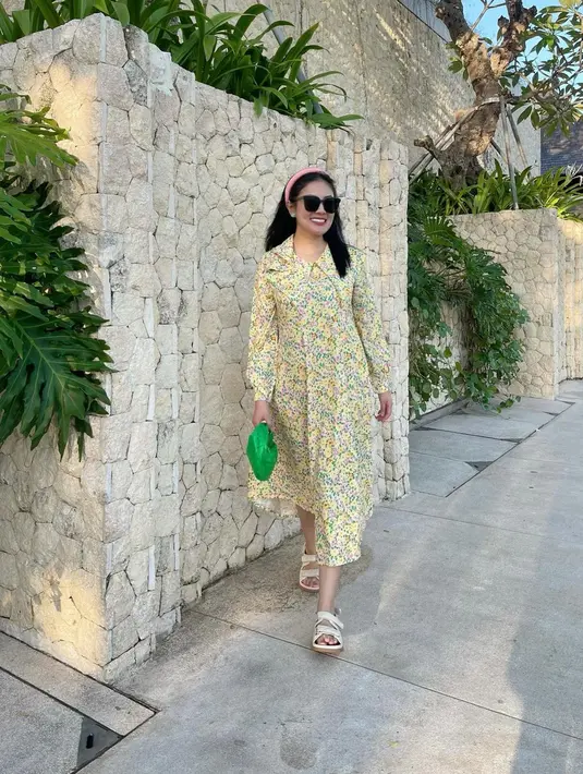 The puffy bag atau tas bantal adalah tren tas paling nyaman karena bisa dipakai buat alas tidur. (Foto: @Instagram @nindyayunda)