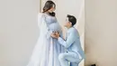 Dalam maternity shoot jelang melahirkan, Qautsar tampak mengenakan gagah mengenakan setelan jas dengan warna senada gaun sang istri. [Instagram/masayuclara]