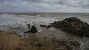 Perlindungan yang ada sangat minim: beberapa bagian tembok laut telah runtuh akibat hantaman ombak. (AP Photo/Eranga Jayawardena)