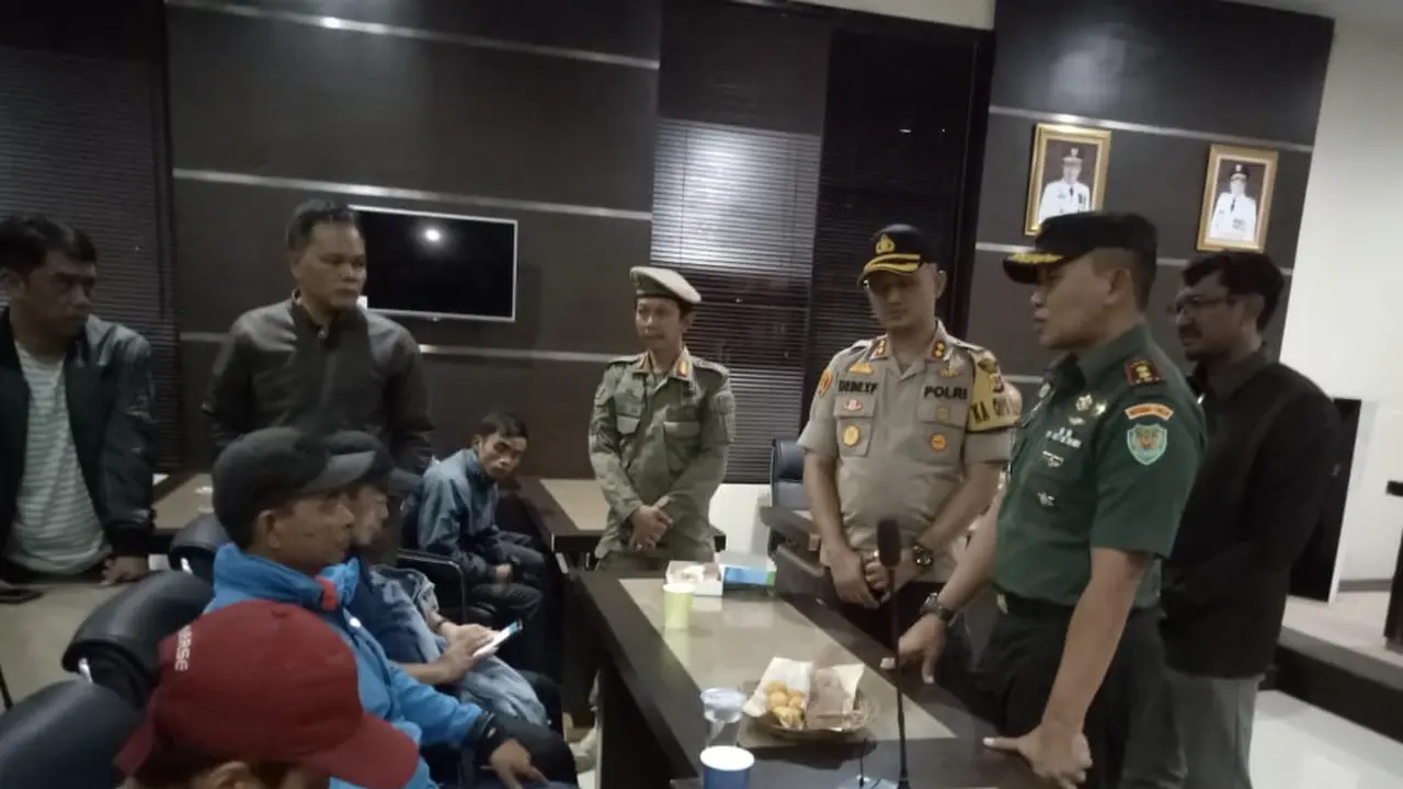 Nampak Wakil Bupati Garut Helmi Budiman, Kapolres Garut AKBP Dede Yudy Ferdiansah, dan Dandim 0611 Garut Letkol Inf Erwin Agung menerima belasan warga asgar korban konflik Wamena di Kantor Bupati
