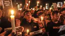 Massa yang tergabung dalam Ultras Garuda Jakarta menggelar aksi seribu lilin dan tabur bunga untuk korban kerusuhan Stadion Kanjuruhan Malang di depan Stadion Gelora Bung Karno (GBK), Jakarta, Minggu (2/10/2022). Aksi yang diikuti ratusan pecinta sepakbola di Jakarta tersebut sebagai bentuk belasungkawa terhadap ratusan korban yang tewas dalam kerusuhan di Stadion Kanjuruhan Malang kemarin. (merdeka.com/Iqbal S Nugroho)