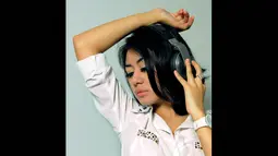 Wanita berusia 23 tahun ini memang hobi memainkan piringan hitam dan memadukan musik sehingga mampu membuat orang asyik berjoget. (Liputan6.com/Faisal R Syam) 