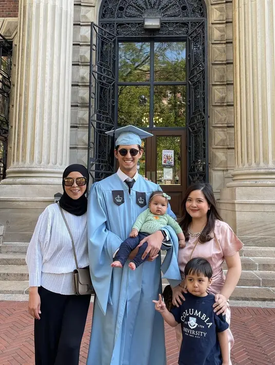 Di momen bahagia tersebut, tentu saja sang istri serta kedua anaknya hadir. Tak hanya mereka, ibunda Randy Bachtiar juga turut menemani suami Tasya Kamila. [Instagram/randybachtiar]