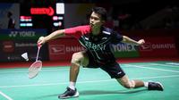 Pebulutangkis tunggal putra Indonesia, Christian Adinata bertanding melawan pebulutangkis tunggal putra Jepang, KentaNishimoto saat laga 32 besar Indonesia Masters 2023 di Istora Senayan, Jakarta, Rabu (25/01/2023). Christian Adinata kalah rubber game 21-16, 10-21 dan 18-21. (Bola.com/Bagaskara Lazuardi)