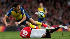 Duel panas terjadi di laga Liga Premier Inggris antara Manchester United dengan Arsenal di Stadion Old Trafford, Minggu (17/5/2015). Manchester United bermain imbang 1-1 atas Arsenal. (Reuters/Phil Noble)