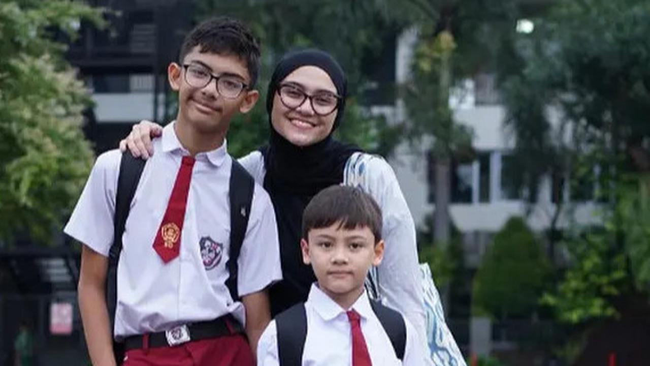 Outfit Kasual dan Nyaman Zee Zee Shahab Ketika Antar Anak Sekolah di Hari Pertama Ajaran Baru