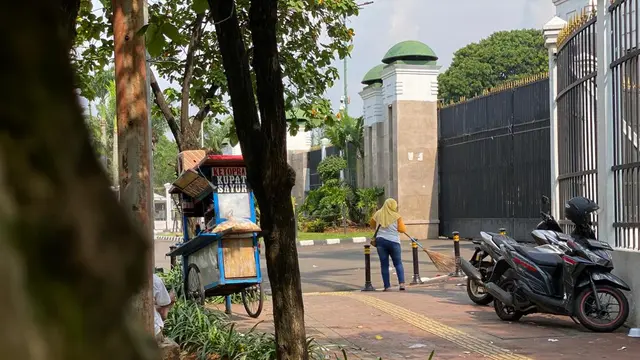 Usai demo penolakan pengesahan RUU Kesehatan pada Selasa, 11 Juli 2023, tampak depan gerbang Gedung DPR RI banyak sampah berserakan. (Foto: Ade Nasihudin)