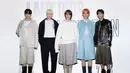 Seluruh rombongan berpakaian Dior keluar untuk Perayaan #LadyDior di Seoul, termasuk boygroup dan ambassador TXT. Semuanya menampilkan koleksi Dior FW23 oleh Kim Jones. [Dok/Dior]