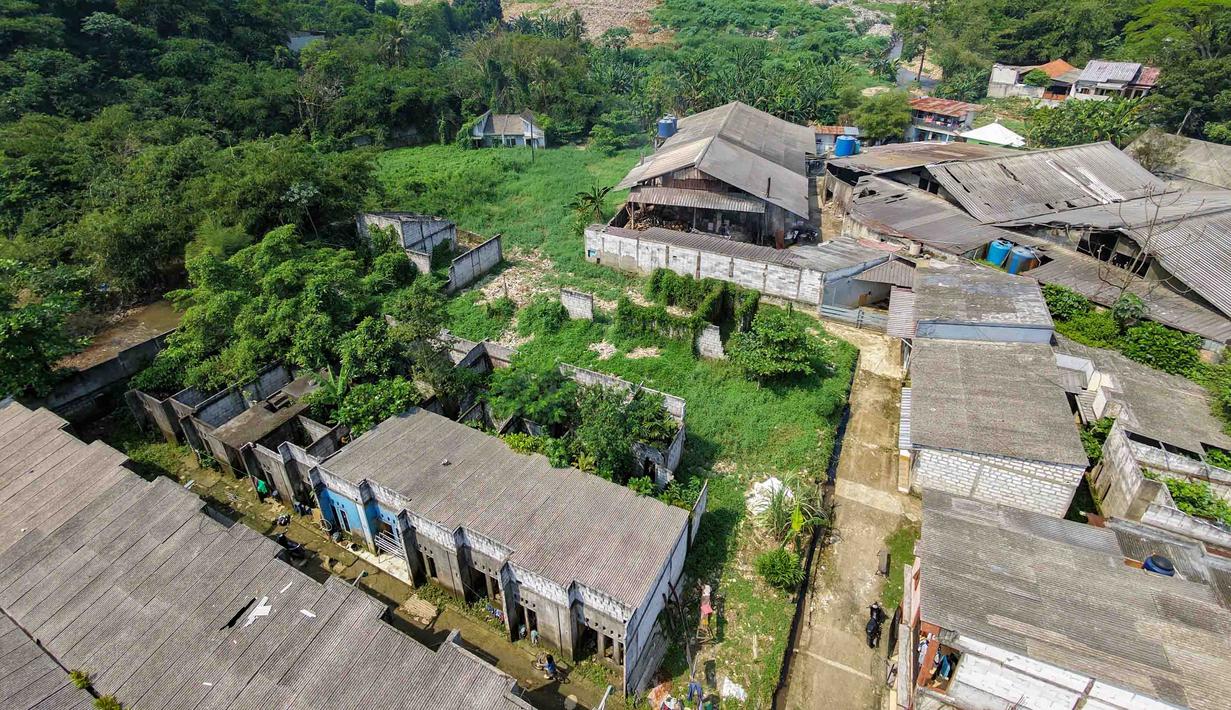 Rumah-rumah penduduk nan sebagian sudah dibiarkan kosong akibat kerapkali banjir lantaran luapan Pesanggrahan nan alirannya menyempit lantaran longsoran sampah dari Tempat Pembuangan Akhir (TPA) Cipayung di Perumahan Griya Alif, Sawangan, Depok, Jawa Barat, Kamis (14/5/2026). (merdeka.com/Arie Basuki)