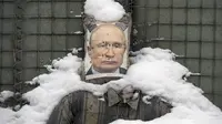Sebuah patung penuh peluru dari Presiden Rusia Vladimir Putin, dilapisi salju segar di posisi garis depan di wilayah Luhansk, Ukraina timur, 1 Februari 2022. Situasi di Ukraina masih bergejolak akibat potensi invasi Rusia. (AP Photo/Vadim Ghirda)
