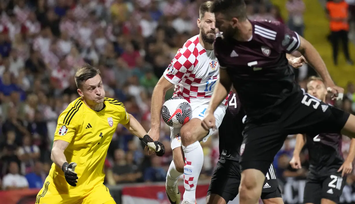 Penyerang Kroasia Bruno Petkovic gagal mencetak gol ke gawang Latvia dalam laga Grup D Kualifikasi Euro 2024 di stadion Rujevica di Rijeka, Sabtu (9/9/2023) dini hari WIB. (AP Photo/Darko Bandic)