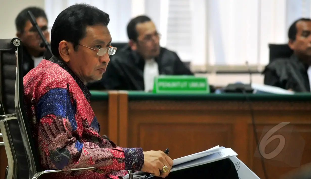 Udar Pristono saat menjalani sidang pembacaan  eksepsi Pengadilan Tipikor, Jakarta, Senin (20/4/2015).  Dalam pembelaannya, Udar menilai ada kejanggalan dalam tuduhan jaksa. (Liputan6.com/Yoppy Renato)