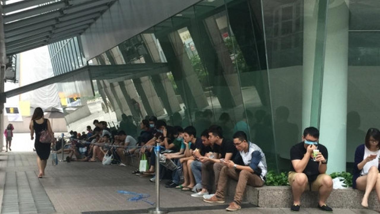 Tak peduli kabut asap, warga Singapura antusias antre iPhone 6s